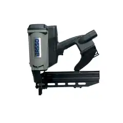 Kompakt og solid gjerdekrampepistol p&aring; gass til bruk for innfesting av gjerdekramper i treverk, p&aring;ler, stender, stolper, etc.